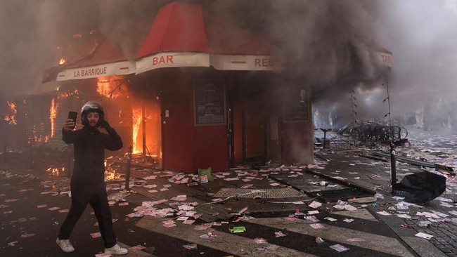 Kericuhan di Prancis Terus Meluas Jelang Pemilihan Presiden 2 KERICUHAN DI PRANCIS: Demonstran menerobos balai kota Marseille dan kantor Wali Kota Lille. Sementara kantor pariwisata di Lyon dibakar dalam demo biaya hidup di Prancis. (Foto: AFP/KIRAN RIDLEY)