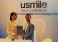 Usmile Indonesia Gandeng Raditya Dika Jadi Brand Ambassador 8 KOLABORASI AKTIF: Country Director usmile Indonesia dan Malaysia Michelle secara simbolis meresmikan kolaborasi dengan Raditya Dika sebagai brand ambassador saat press conference di Jakarta pada Jumat (23/10/26). (FOTO: SHANTY AULIA/KORANINDOPOS.COM)