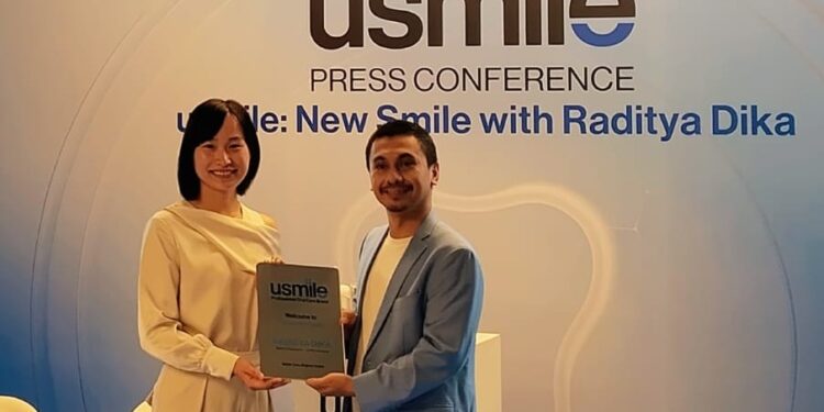 KOLABORASI AKTIF: Country Director usmile Indonesia dan Malaysia Michelle secara simbolis meresmikan kolaborasi dengan Raditya Dika sebagai brand ambassador saat press conference di Jakarta pada Jumat (23/10/26). (FOTO: SHANTY AULIA/KORANINDOPOS.COM)