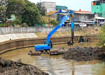 ATASI BANJIR: Alat berat dioperasikan untuk mengeruk aliran sungai di Jakarta. (Foto Ilustrasi: dsda.jakarta.go.id)