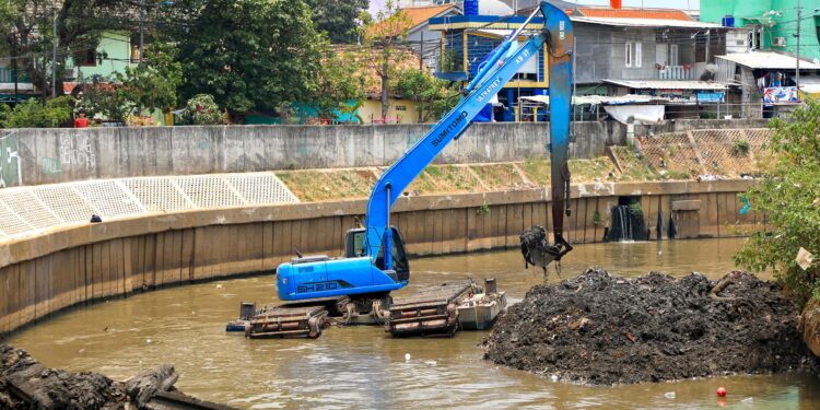 ATASI BANJIR: Alat berat dioperasikan untuk mengeruk aliran sungai di Jakarta. (Foto Ilustrasi: dsda.jakarta.go.id)
