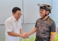 KOLABORASI AKTIF: Direktur Utama PT Cipta Perdana Lancar Tbk (PART) Persero Hamim (kiri) menyambut Wali Kota Tangerang Drs. H. Sachrudin saat peluncuran mesin pengolahan sampah organik yang dinamai Somya. (FOTO: SHANTY AULIA/KORANINDOPOS.COM)