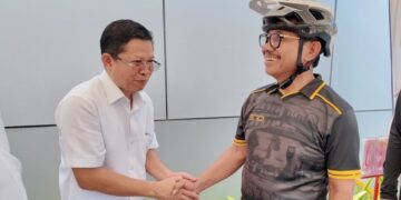 KOLABORASI AKTIF: Direktur Utama PT Cipta Perdana Lancar Tbk (PART) Persero Hamim (kiri) menyambut Wali Kota Tangerang Drs. H. Sachrudin saat peluncuran mesin pengolahan sampah organik yang dinamai Somya. (FOTO: SHANTY AULIA/KORANINDOPOS.COM)