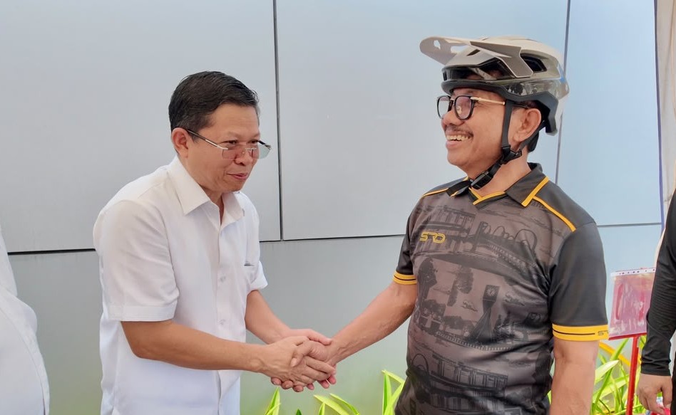 KOLABORASI AKTIF: Direktur Utama PT Cipta Perdana Lancar Tbk (PART) Persero Hamim (kiri) menyambut Wali Kota Tangerang Drs. H. Sachrudin saat peluncuran mesin pengolahan sampah organik yang dinamai Somya. (FOTO: SHANTY AULIA/KORANINDOPOS.COM)