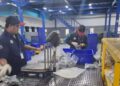 PENGOLAHAN SAMPAH: Para petugas mengoperasikan mesin pengolahan sampah yang dikembangkan oleh PT Cipta Perdana Lancar Tbk (PART) Persero. (Foto Ilustrasi: Dok./PT Cipta Perdana Lancar Tbk).