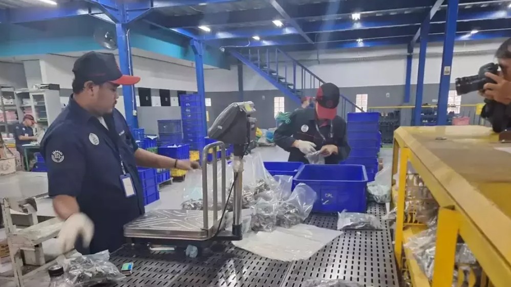 Somya Diklaim Mampu Ubah Sampah Organik Menjadi Kompos Hanya 8 Jam 1 PENGOLAHAN SAMPAH: Para petugas mengoperasikan mesin pengolahan sampah yang dikembangkan oleh PT Cipta Perdana Lancar Tbk (PART) Persero. (Foto Ilustrasi: Dok./PT Cipta Perdana Lancar Tbk).