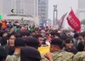 Halau Massa Aksi Sumpah Pemuda di HI, Aparat Diduga Pukuli Mahasiswa 6 AKSI ANARKISTIS: Aparat gabungan TNI-Polri tampak menghalau massa aksi dalam peringatan Sumpah Pemuda di Bundaran HI, Jakarta Pusat pada Rabu (28/20/2026). (Foto: HARIS SUNANDAR/KORANINDOPOS.COM/dok./Fandi/lensaindonesia.com)