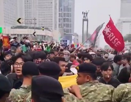 Halau Massa Aksi Sumpah Pemuda di HI, Aparat Diduga Pukuli Mahasiswa 1 AKSI ANARKISTIS: Aparat gabungan TNI-Polri tampak menghalau massa aksi dalam peringatan Sumpah Pemuda di Bundaran HI, Jakarta Pusat pada Rabu (28/20/2026). (Foto: HARIS SUNANDAR/KORANINDOPOS.COM/dok./Fandi/lensaindonesia.com)