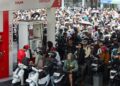 LANGKA PASOKAN: Ratusan premotor antre untuk mengisi BBM di salah satu SPBU di Bali. (Foto Ilustrasi: REUTERS/Johannes Christo via detik.com)