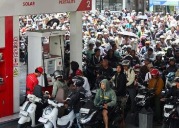 LANGKA PASOKAN: Ratusan premotor antre untuk mengisi BBM di salah satu SPBU di Bali. (Foto Ilustrasi: REUTERS/Johannes Christo via detik.com)