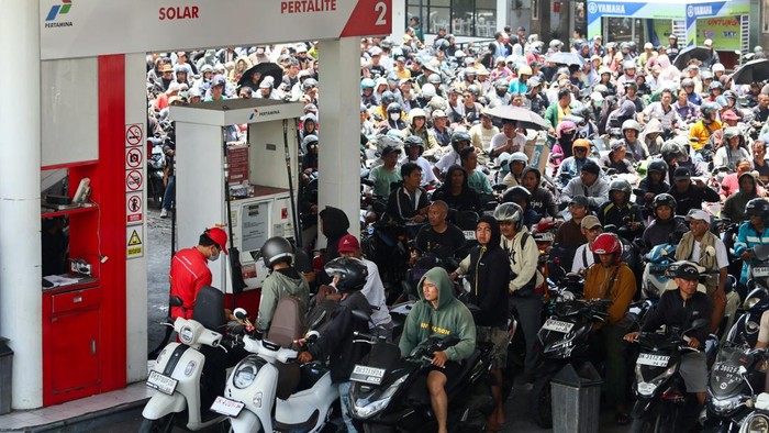 Mulai Hari Ini Isi BBM di Bali Diatur Dengan Sistem Ganjil Genap 1 LANGKA PASOKAN: Ratusan premotor antre untuk mengisi BBM di salah satu SPBU di Bali. (Foto Ilustrasi: REUTERS/Johannes Christo via detik.com)