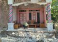 Gempa di NTT Akibatkan Kerusakan Rumah Warga dan Sekolah 8 RUSAK RINGAN: Warga memperbaiki kerusakan rumahnya pasca gempa 6,1 magnitudo yang melanda Sumba Barat Daya, NTT pada Minggu (4/10/2026). (Foto: Ola Keda/Liputan6.com)