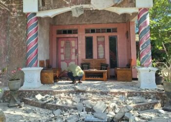 RUSAK RINGAN: Warga memperbaiki kerusakan rumahnya pasca gempa 6,1 magnitudo yang melanda Sumba Barat Daya, NTT pada Minggu (4/10/2026). (Foto: Ola Keda/Liputan6.com)
