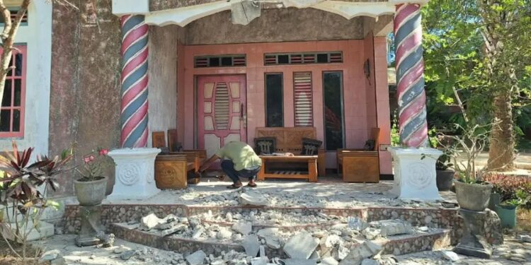 RUSAK RINGAN: Warga memperbaiki kerusakan rumahnya pasca gempa 6,1 magnitudo yang melanda Sumba Barat Daya, NTT pada Minggu (4/10/2026). (Foto: Ola Keda/Liputan6.com)