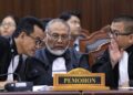 KPU Solo Akui Tidak Verifikasi Ke Sekolah Gibran di Luar Negeri 6 SIDANG MK: Kuasa Hukum Pemohon Refly Harun bersama Bambang Widjojanto dan Pemohon Denny Indrayana saat mengikuti sidang pengucapan putusan sengketa Perselisihan Hasil Pemilihan Umum Presiden dan Wakil Presiden di Ruang Sidang MK pada Selasa (6/10/2026). (Foto Humas/Ifa/mkri.id)