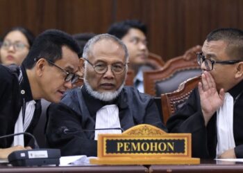 SIDANG MK: Kuasa Hukum Pemohon Refly Harun bersama Bambang Widjojanto dan Pemohon Denny Indrayana saat mengikuti sidang pengucapan putusan sengketa Perselisihan Hasil Pemilihan Umum Presiden dan Wakil Presiden di Ruang Sidang MK pada Selasa (6/10/2026). (Foto Humas/Ifa/mkri.id)