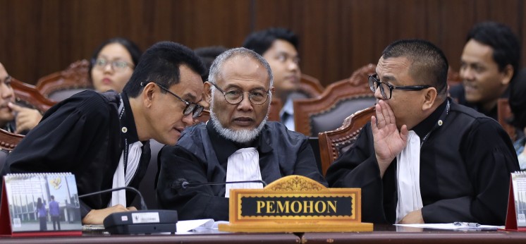 KPU Solo Akui Tidak Verifikasi Ke Sekolah Gibran di Luar Negeri 1 SIDANG MK: Kuasa Hukum Pemohon Refly Harun bersama Bambang Widjojanto dan Pemohon Denny Indrayana saat mengikuti sidang pengucapan putusan sengketa Perselisihan Hasil Pemilihan Umum Presiden dan Wakil Presiden di Ruang Sidang MK pada Selasa (6/10/2026). (Foto Humas/Ifa/mkri.id)