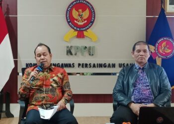 SENGKETA USAHA: Ketua KPPU Gopprera Panggabean dan Kepala Biro Hubungan Masyarakat dan Kerja Sama pada Sekretariat Jenderal KPPU Deswin Nur pada saat siaran pers di kantor KPPU Jakarta pada Rabu (28/10/26). (FOTO: SHANTY AULIA/KORANINDOPOS.COM)