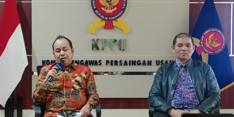 SENGKETA USAHA: Ketua KPPU Gopprera Panggabean dan Kepala Biro Hubungan Masyarakat dan Kerja Sama pada Sekretariat Jenderal KPPU Deswin Nur pada saat siaran pers di kantor KPPU Jakarta pada Rabu (28/10/26). (FOTO: SHANTY AULIA/KORANINDOPOS.COM)