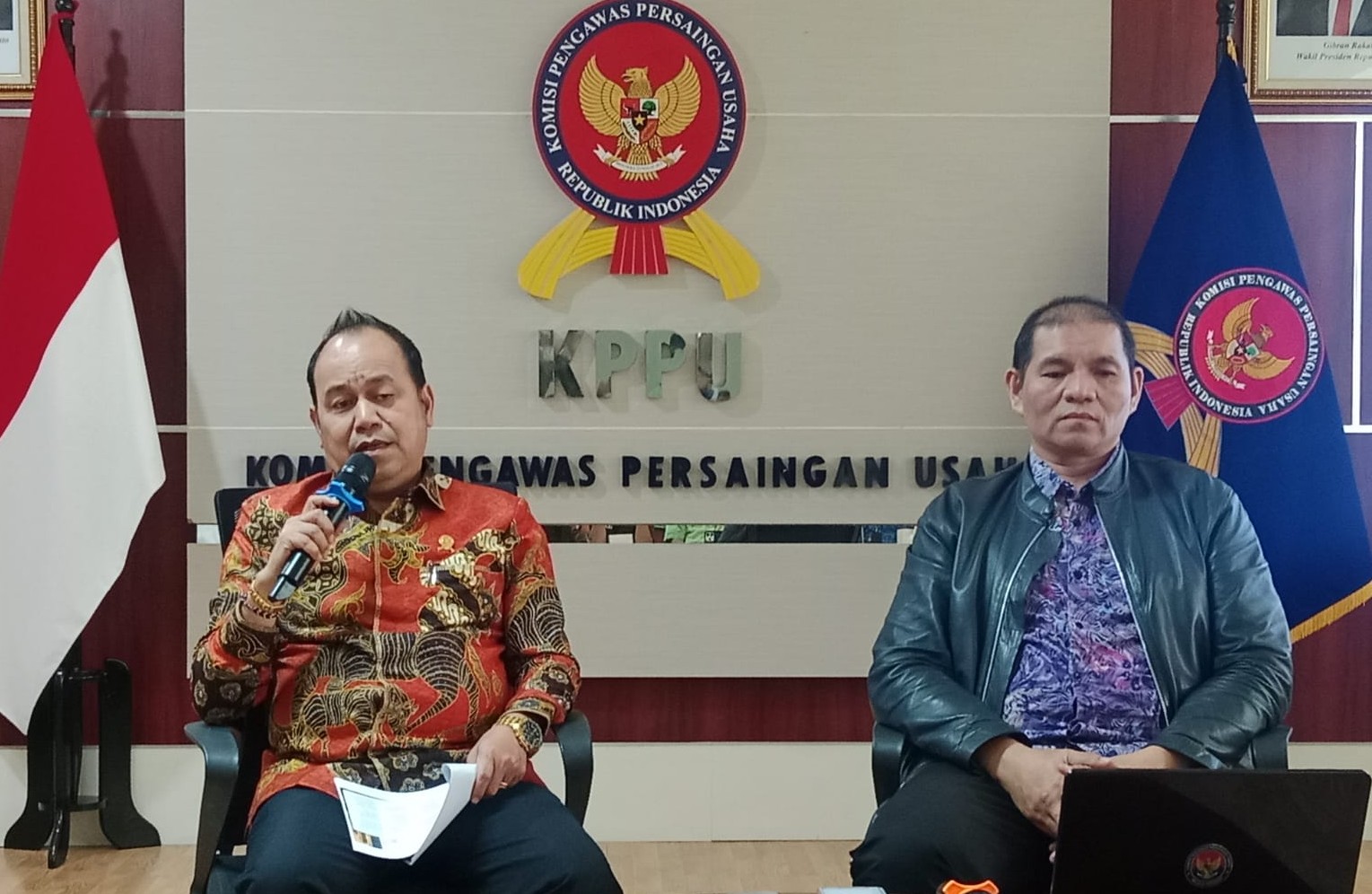SENGKETA USAHA: Ketua KPPU Gopprera Panggabean dan Kepala Biro Hubungan Masyarakat dan Kerja Sama pada Sekretariat Jenderal KPPU Deswin Nur pada saat siaran pers di kantor KPPU Jakarta pada Rabu (28/10/26). (FOTO: SHANTY AULIA/KORANINDOPOS.COM)