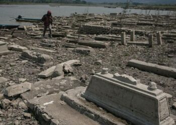 MAKAM KUNO: Warga menelusuri area makam kuno dan bekas permukiman yang mendadak muncul setelah Waduk Gajah Mungkur surut akibat kemarau panjang. (Foto: Antara Foto/Mohammad Ayudha)