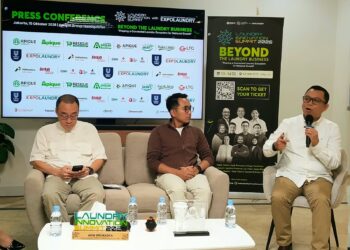 BISNIS LAUNDRY: Direktur Expo Laundry Teddy Halim, AI Expert Specialist Anjas Maradita, dan Founder Apique Group Apik Primadya dalam acara Press Conference Laundry Innovation Summit di Jakarta pada Kamis (15/10/26). (Foto: SHANTY AULIA/KORANINDOPOS.COM)