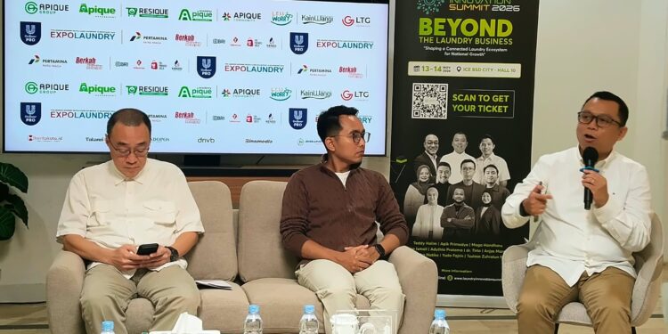 BISNIS LAUNDRY: Direktur Expo Laundry Teddy Halim, AI Expert Specialist Anjas Maradita, dan Founder Apique Group Apik Primadya dalam acara Press Conference Laundry Innovation Summit di Jakarta pada Kamis (15/10/26). (Foto: SHANTY AULIA/KORANINDOPOS.COM)