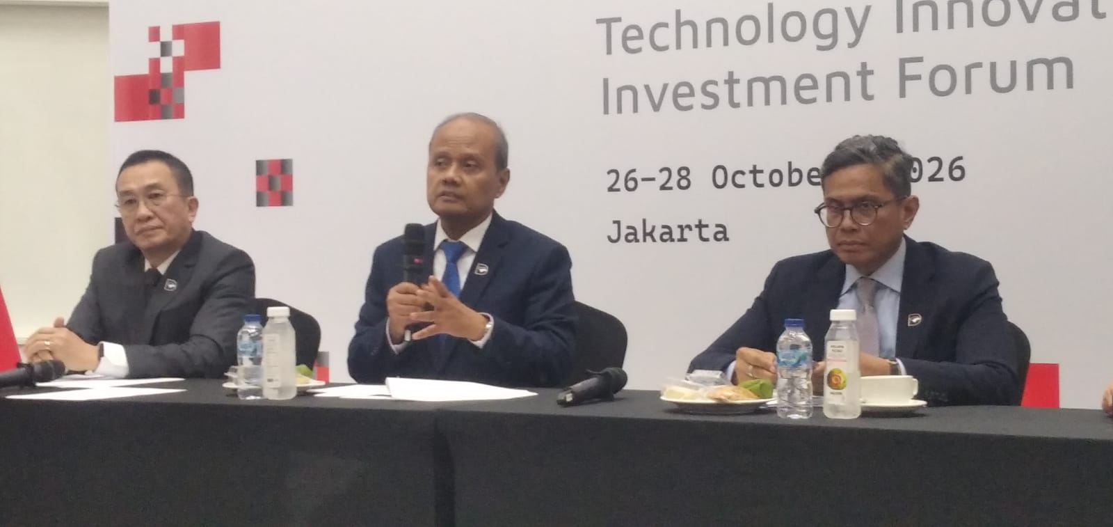 EVENT PERDANA: Dari kiri, Managing Director, Strategic Technology Initiatives Ricardo Irwan Rei, Chief Technology Officer Sigit Puji Santosa, dan Managing Director Pahala Nugraha Mansury dalam konferensi pers menjelang pelaksanaan Danantara Technology Innovation Investment Forum (DTIIF) 2026. (FOTO: WAYTRI/KORANINDOPOS.COM)