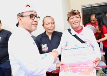 BANTUAN SOSIAL: Pemberian Dana Bantuan RLH dari Wali Kota Denpasar I Gusti Ngurah Jaya Negara kepada salah seorang penerima manfaat I Nyoman Mertha Yasa di Jalan Tukad Balian, Kota Denpasar, Bali pada Sabtu (24/10/2026). (Foto: Dok./Pemkot Denpasar)