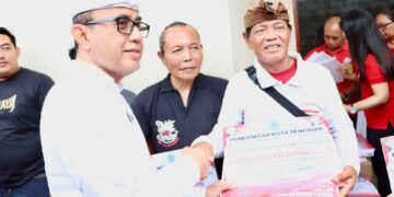 BANTUAN SOSIAL: Pemberian Dana Bantuan RLH dari Wali Kota Denpasar I Gusti Ngurah Jaya Negara kepada salah seorang penerima manfaat I Nyoman Mertha Yasa di Jalan Tukad Balian, Kota Denpasar, Bali pada Sabtu (24/10/2026). (Foto: Dok./Pemkot Denpasar)