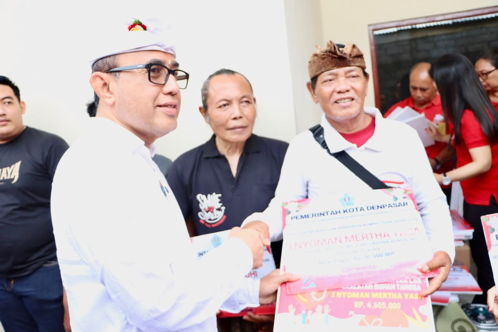 Pemkot Denpasar Salurkan Bantuan Perbaikan 22 Rumah Layak Huni 2 BANTUAN SOSIAL: Pemberian Dana Bantuan RLH dari Wali Kota Denpasar I Gusti Ngurah Jaya Negara kepada salah seorang penerima manfaat I Nyoman Mertha Yasa di Jalan Tukad Balian, Kota Denpasar, Bali pada Sabtu (24/10/2026). (Foto: Dok./Pemkot Denpasar)