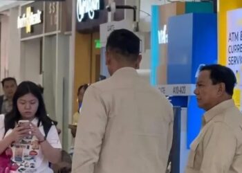 WARGA CUEK: Momentum seorang perempuan berkaos putih asyik bermain gawai saat berjalan berlawanan arah dengan Presiden Prabowo Subianto dan pengawalnya saat kunjungan kerja ke Stasiun Kereta Cepat Whooosh, Padaralang, Bandung, Jawa Barat pada Jumat (30/10/2026). (Foto: Tangkapan layar TikTok Deliknewscom)