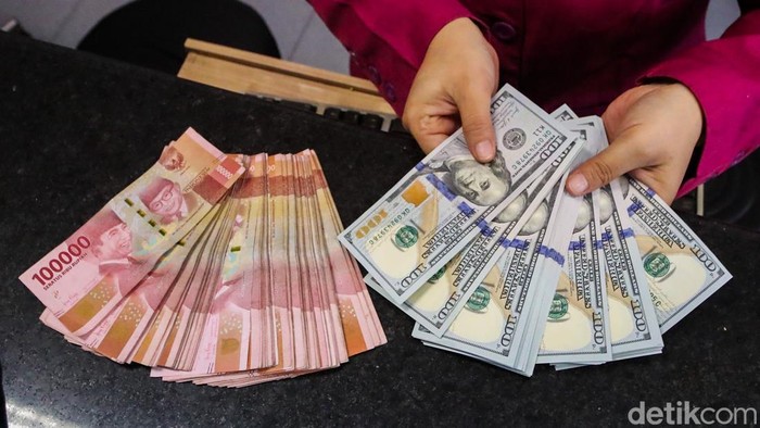 Dolar AS Makin Dekat ke Rp 18.000, Rupiah Tertekan pada Perdagangan Kamis